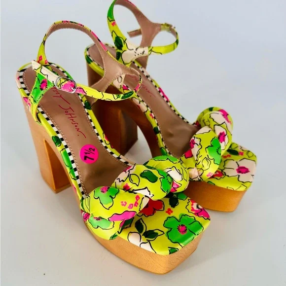 Betsey Johnson Women's Mandee Floral Printed Platform Heeled Sandal Size 7.5. - Picture 2 of 8